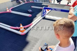 Tor wyścigowy dla autek zdalnie sterowanych