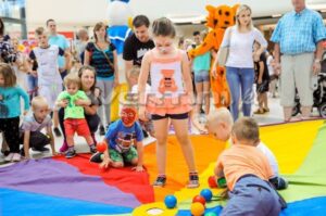 Zabawy z chustą Klanza na evencie z okazji Dnia Dziecka