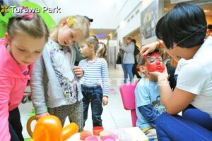 Dzieci podczas malowanie buziek na evencie