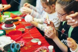 Świąteczne warsztaty dekorowania bombek styropianowych