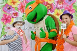 Pamiątkowe zdjęcia z Żółwiem Ninja