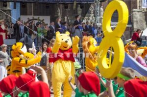 Parada bajkowa z udziałem żywych maskotek