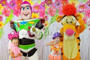 Buzz Astral i Tygrysek pozujący do wspólnych zdjęć z dziećmi