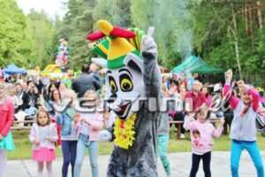 Król Julian biorący udział w animacji zabaw dla dzieci