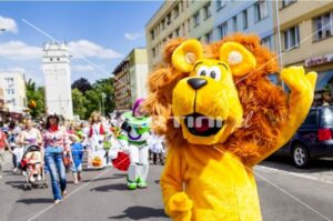 Żywa maskotka Lew Alex podczas bajkowej parady