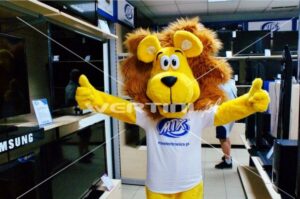 Lew Alex jako żywa maskotka reklamowa