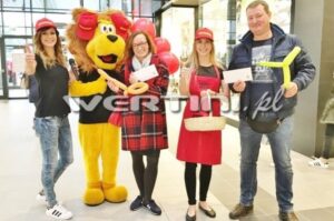 Lew Alex jako maskotka reklamowa na evencie z okazji otwarcia