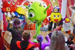 Mike Wazowski z imprezce halloweenowej dla dzieci