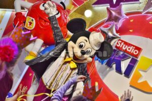 Myszka Miki na karnawałowej imprezie dla dzieci