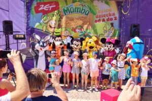 Żywe maskotki Królik Bugs, Goofy, Myszka Miki i Minnie, Lew Alex, Myszka Minnie na evencie Radia Zet