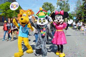 Żywe maskotki Lew Alex, Król Julian, Myszka Minnie na korowodzie