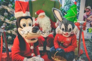 Goofy, Królik Bugs i Mikołaj na spotkaniu mikołajkowym