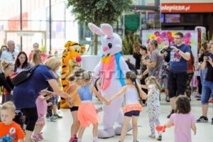 Wielkanocny Zajączek na evencie wielkanocnym