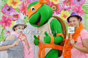 Żółw Ninja pozujący do wspólnych zdjęć z dzieciakami