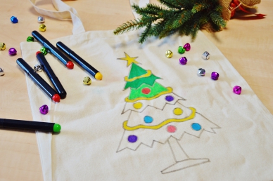 Świąteczne warsztaty dla dzieci: malowanie toreb bawełnianych
